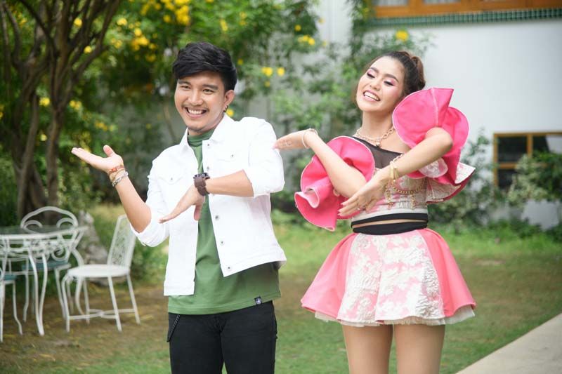บันเทิง - 'ธัญญ่า อาร์สยาม X ป๊อก วง ZEED' ส่งความสนุกสนานผ่านเพลงดังในอดีต